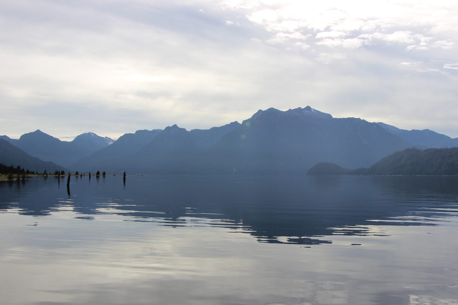 Panorámica del Lago Chapo con reflejos y montañas