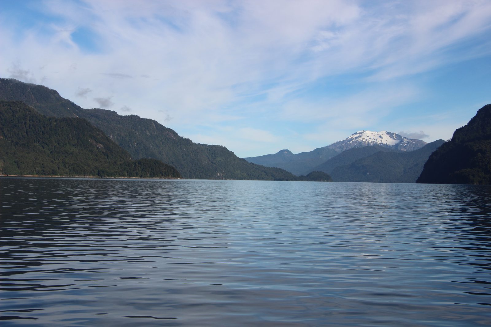 Lago Chapo con una montaña nevada al fondo