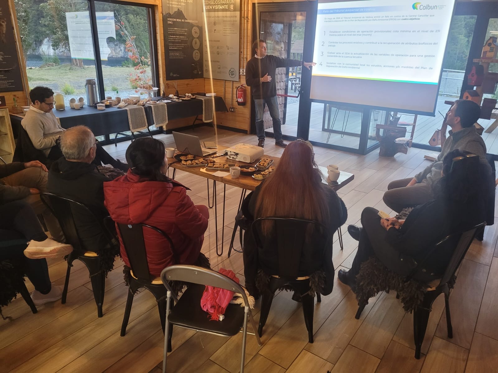 Dirigentes en sesión de presentación del Plan